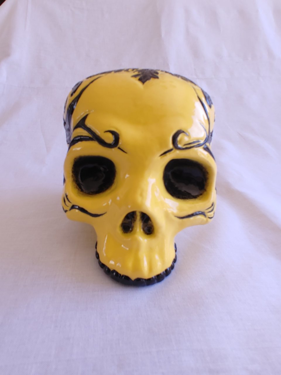 argiope aurantia skull sculpture front