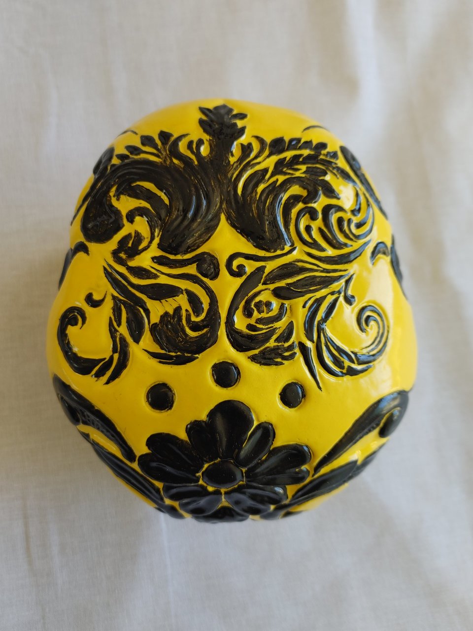 argiope aurantia skull sculpture top